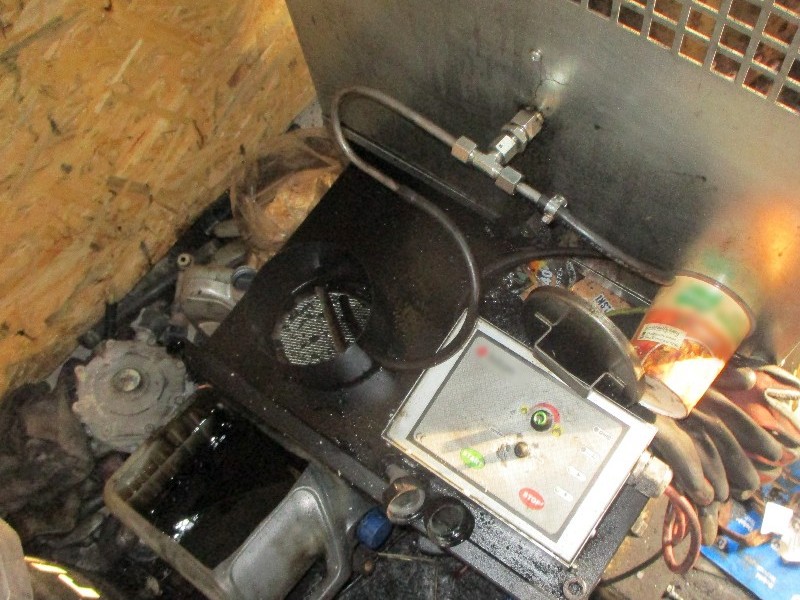 Zdjęcie z interwencji: piec, w którym spalano olej oraz leżące przy nim śmieci.