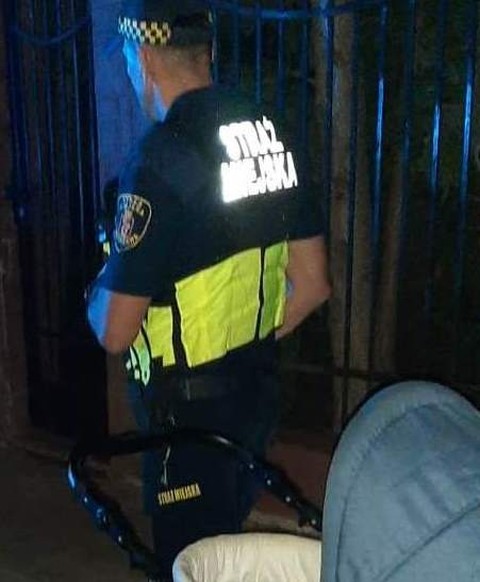 Strażnik miejski przy wózku dziecięcym