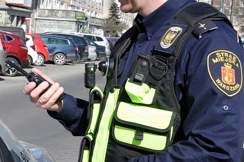 Strażnik miejski z radiotelefonem w ręce- zdjęcie ilustracyjne