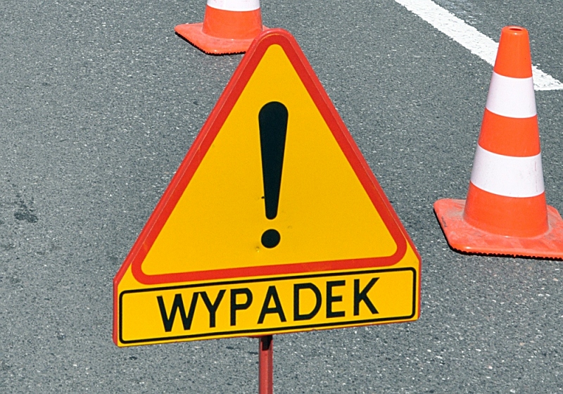 Zdjęcie ilustracyjne: znak drogowy oznaczający niebezpieczeństwo wraz z tabliczką "wypadek".