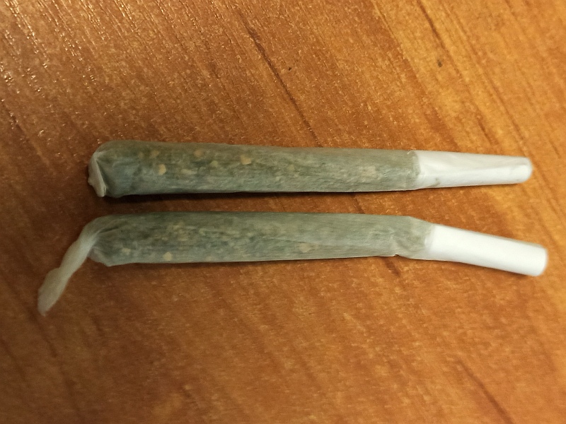 Dwa skręty z marihuaną leżące na blacie.