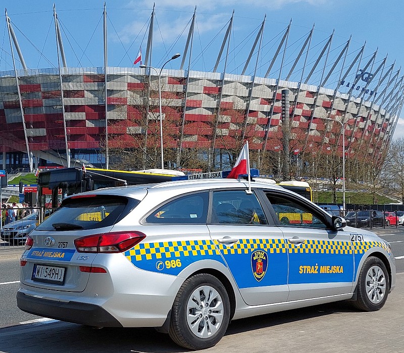 Radiowóz straży miejskiej przy Stadionie Narrodowym