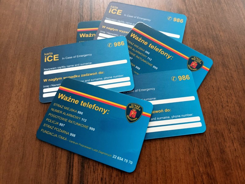 Karty ICE (In case of emergency- w nagłym przypadku) służące do zapisania kontaktu do bliskich osoby mogącej się zagubić - zdjęcie ilustracyjne