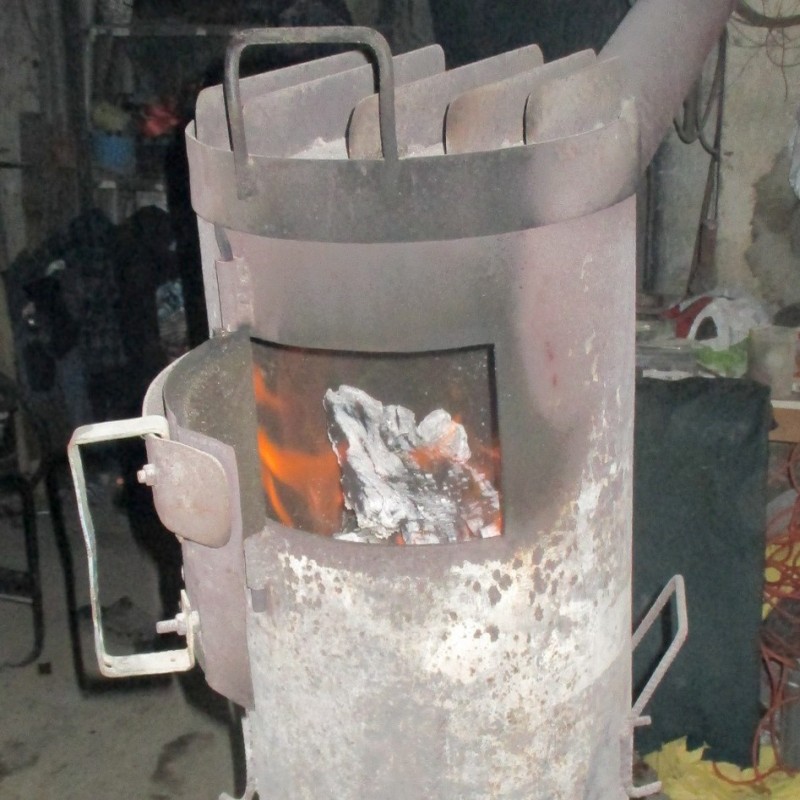 Piec typu "koza" z otwartym paleniskiem, w którym palony jest węgiel- zdjęcie ilustracyjne.