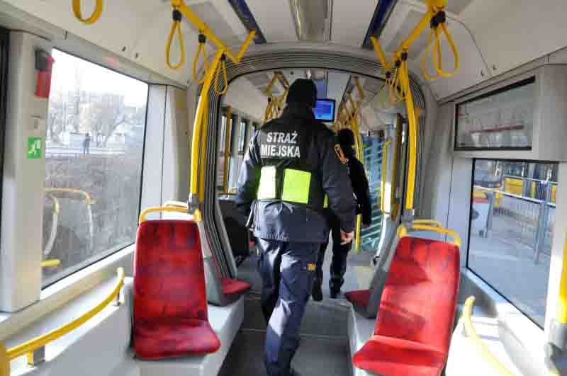 Zdjęcie ilustracyjne: strażnicy miejscy wewnątrz tramwaju.