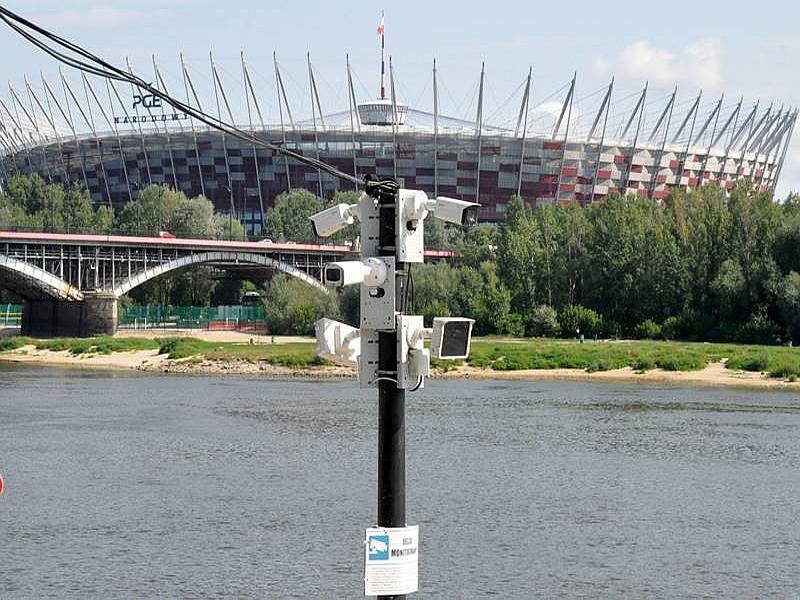 Maszt z kamerami monitoringu na tle Stadiony Narodowego