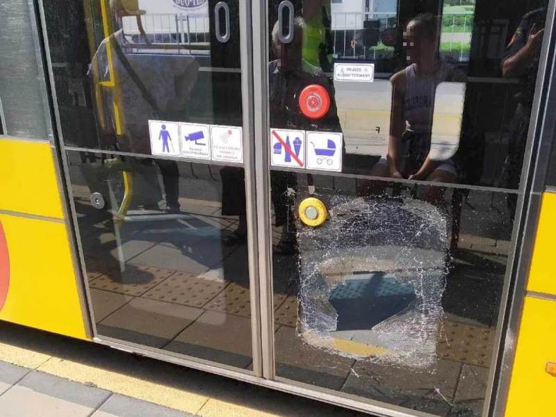 Wybita szyba w drzwiach tramwaju