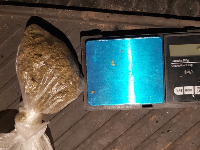 Zdjęcie z interwencji: foliowa torebka z suszem roślinnym obok wagi elektronicznej.