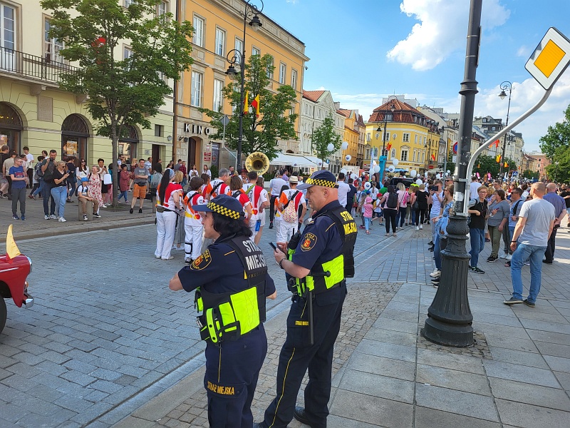 Strażnicy miejscy podczas Parady Syrenki.