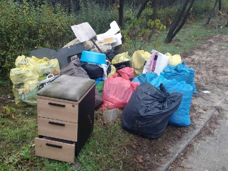 Śmieci i inne odpady porzucone na Naddnieprzańskiej