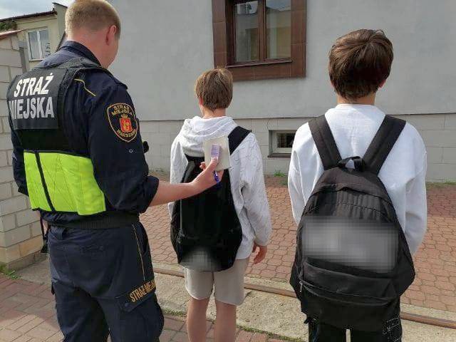 Dwóch nieletnich kontrolowanych przez strażnika miejskiego