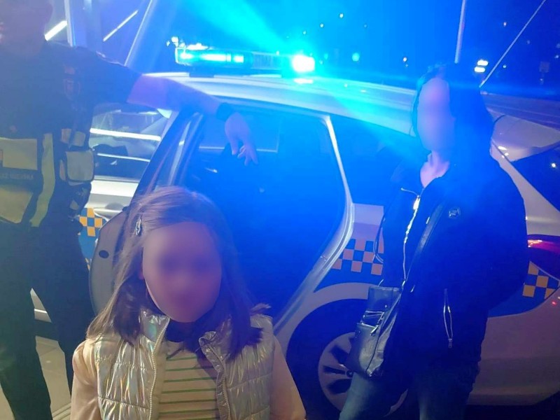 Odnaleziona dziewczynka z mamą na tle radiowozu straży miejskiej