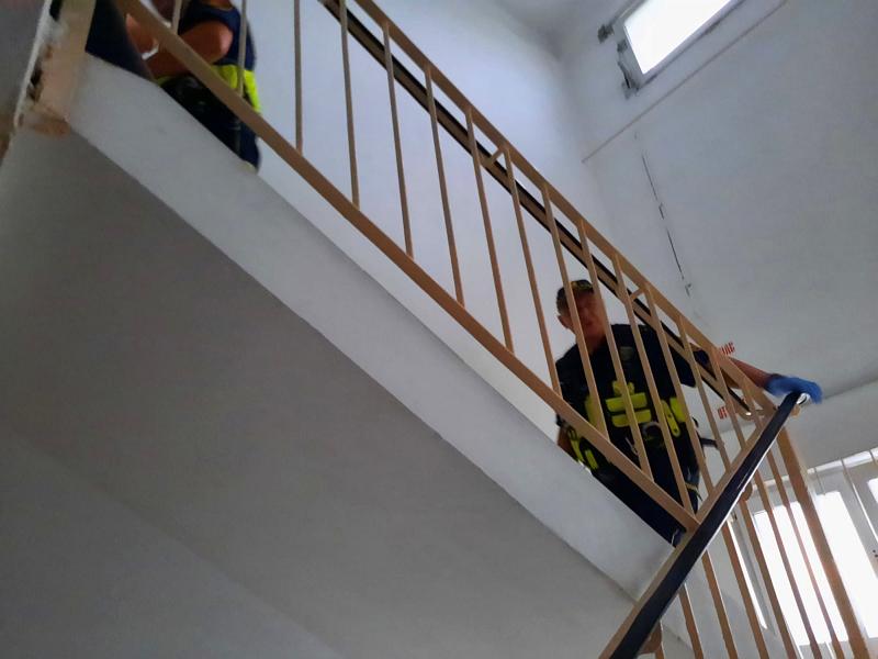 Strażnicy miejscy wchodzą po schodach w budynku. Zdjęcie poglądowe.