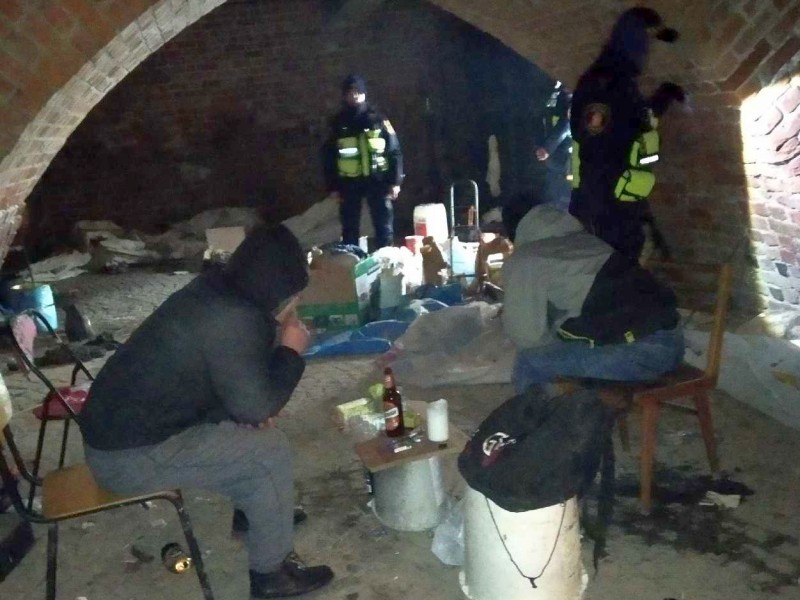 Interwencja strażników wobec mężczyzn przebywających nielegalnie w pomieszczeniach pod mostem gotyckim.