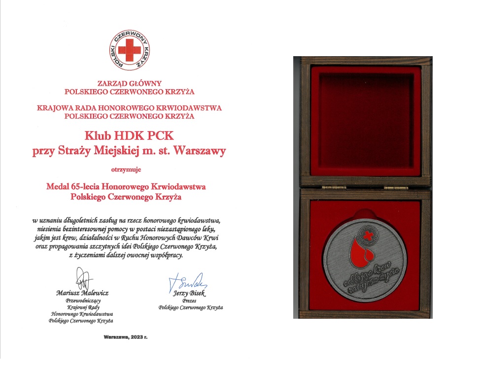 Dyplom i odznaczenie PCK dla klubu krwiodawców Straży Miejskiej.