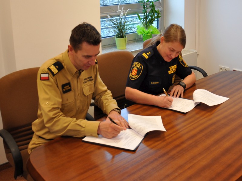 Rektor Akademii Pożarniczej i komendant Straży Miejskiej m.st. Warszawy podpisują porozumienie