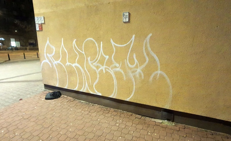 Graffiti na ścianie przy Grójeckiej