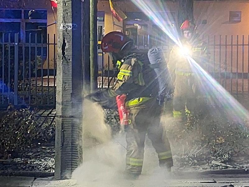 Strażacy gaszą płonącą latarnię