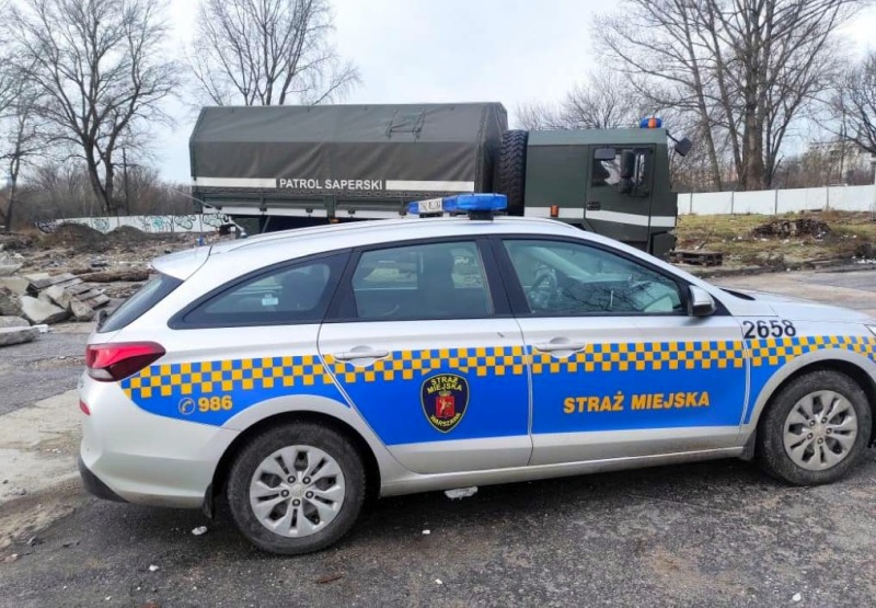 Radiowóz straży miejskiej podczas zabezpieczania miejsca interwencji saperów
