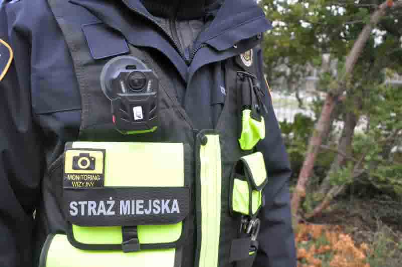 Zdjęcie ilustracyjne: kamera nasobna na kamizelce taktycznej strażnika miejskiego.