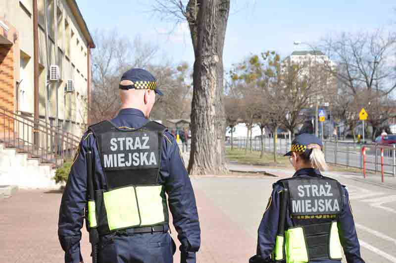 Patrol straży miejskiej na ulicy - zdjęcie ilustracyjne
