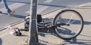 Rower leżący na chodniku przy przejściu dla pieszych