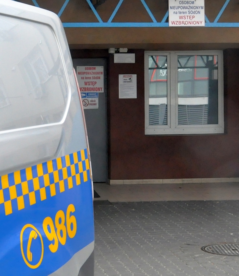 Radiowóz straży miejskiej przed wejściem do Stołecznego Ośrodka dla Osób Nietrzeźwych