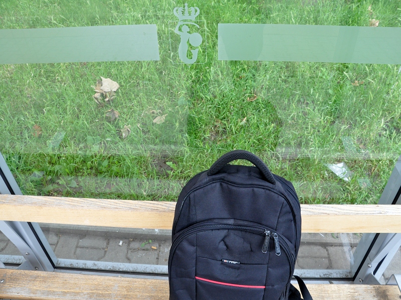 Plecak leżący na przystanku