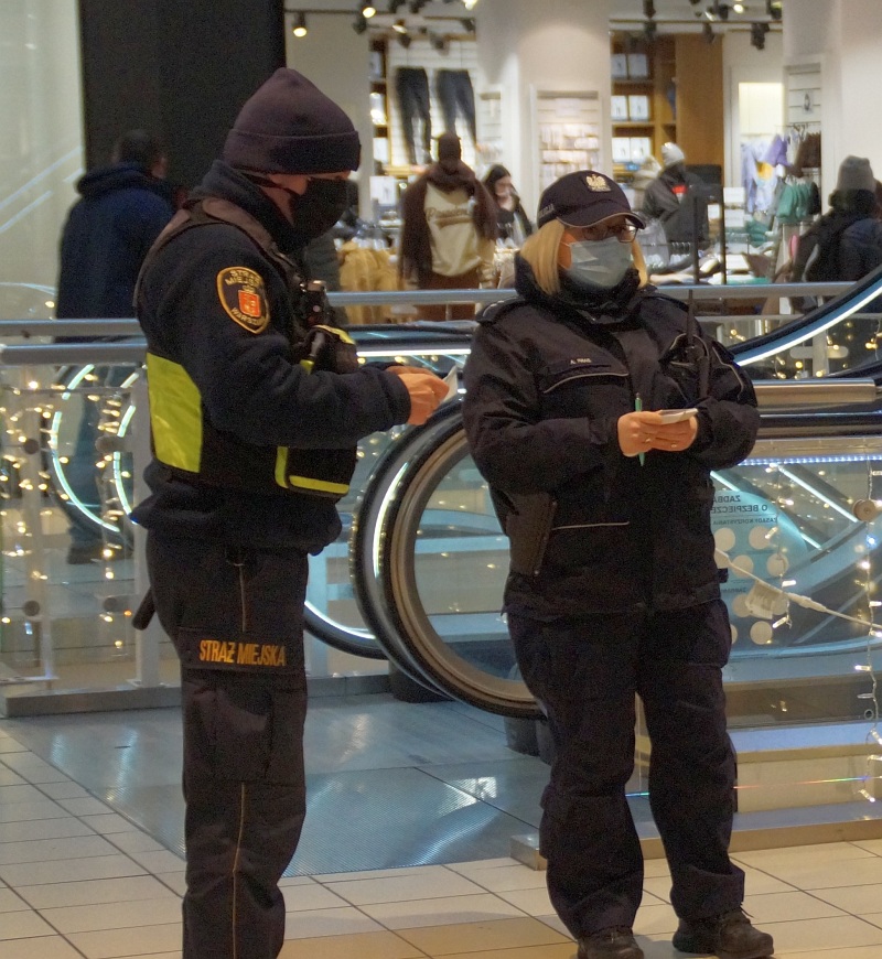 Zdjęcie ilustracyjne: patrol mieszany (policjantka i strażnik) w centrum handlowym.