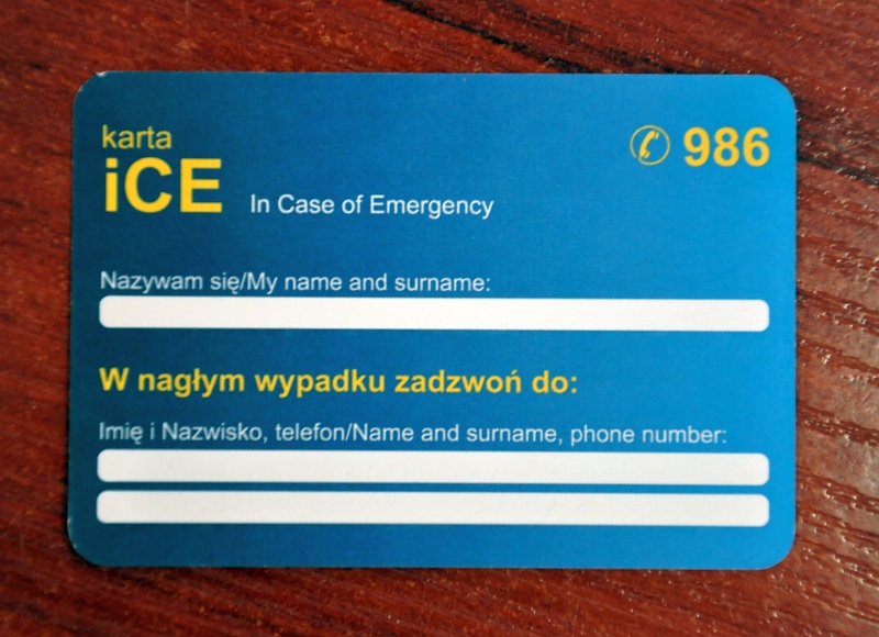 Karta ICE z rubrykami pozwalającymi na wpisanie danych kontaktowych.