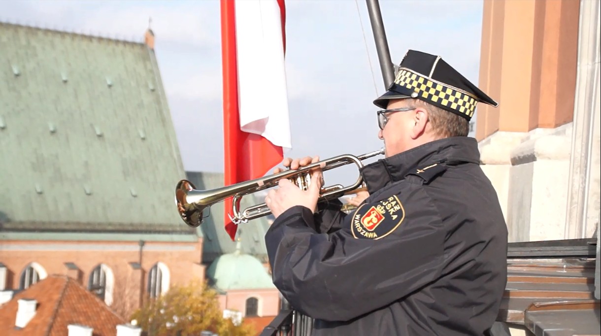 Hejnalista Straży Miejskiej na wieży Zamku Królewskiego podczas odgrywania hymnu- zdjęcie ilustracyjne