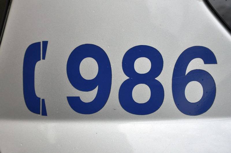 Numer alarmowy 986 na radiowozie straży miejskiej - zdjęcie ilustracyjne