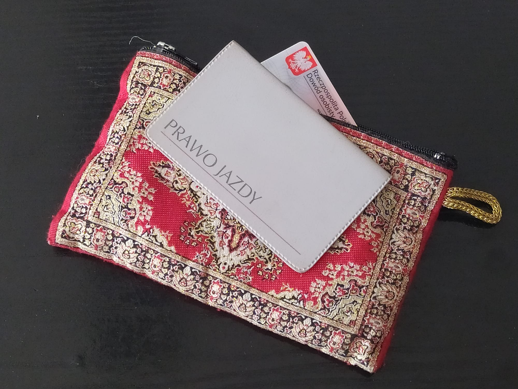 Kolorowy damski portfel z wystającymi zeń dokumentami- zdjęcie ilustracyjne