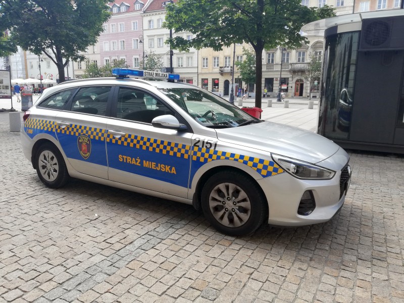Radiowóz straży miejskiej na Krakowskim Przedmieściu - zdjęcie ilustracyjne