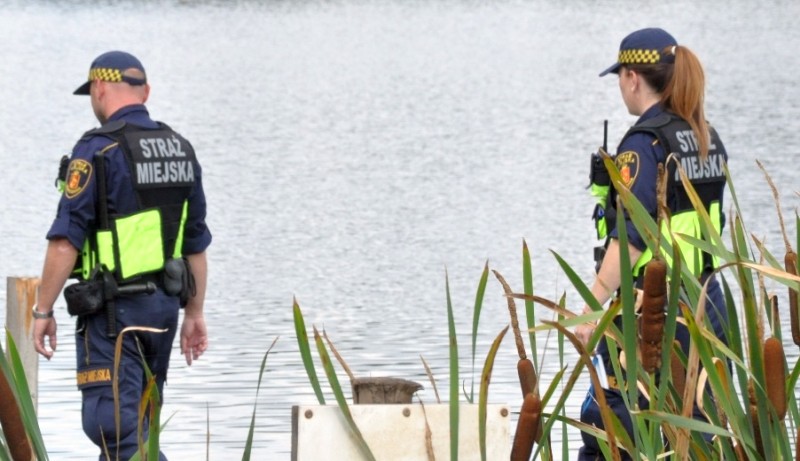 Dwoje strażników nad wodą- zdjęcie uniwersalne