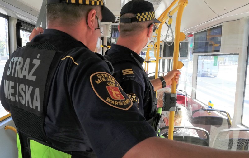 Strażnicy miejscy w tramwaju- zdjęcie ilustracyjne