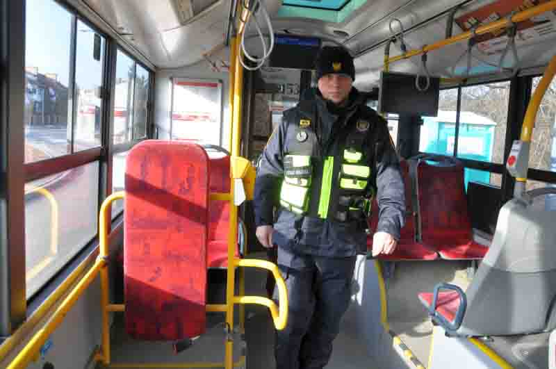 Strażnicy miejscy w autobusie