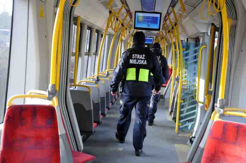 Zdjęcie ilustracyjne: strażnik miejski w tramwaju.