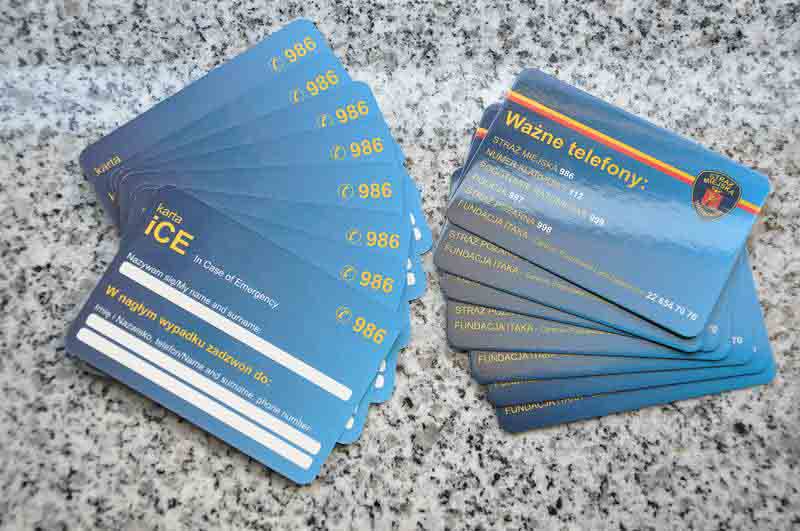 Rozłożone na stole karty ICE (In Case of Emergency- w przypadku zagrożenia)