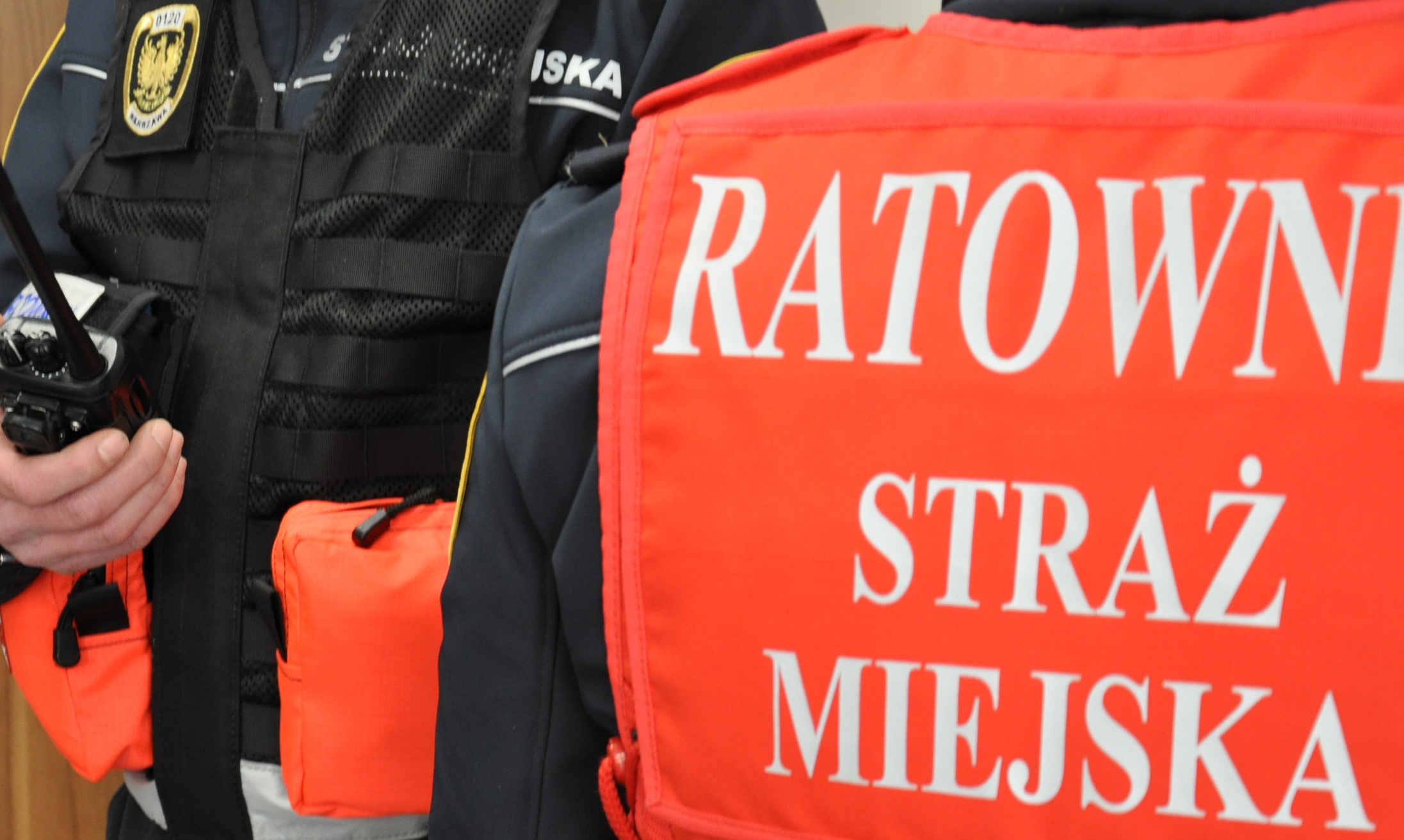 Strażnicy miejscy w kamizelkach z napisem "ratownik medyczny" - zdjęcie ilustracyjne