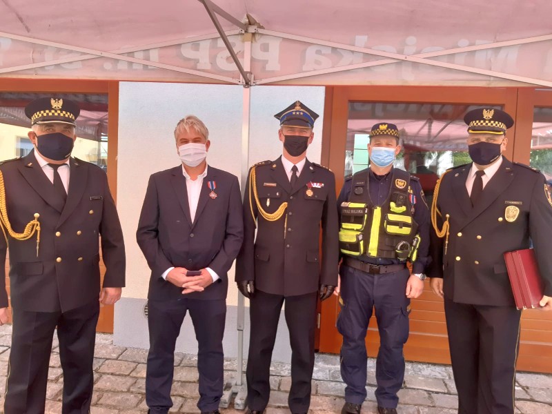Odznaczeni strażnicy wraz z komendantem Straży Pożarnej i komendantami Straży Miejskiej