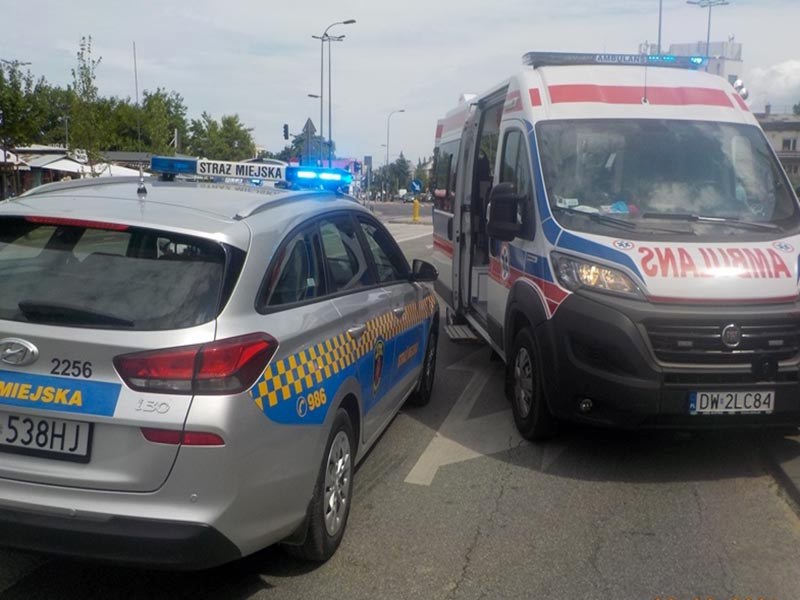 Radiowóz straży miejskiej obok ambulansu na miejscy zdarzenia