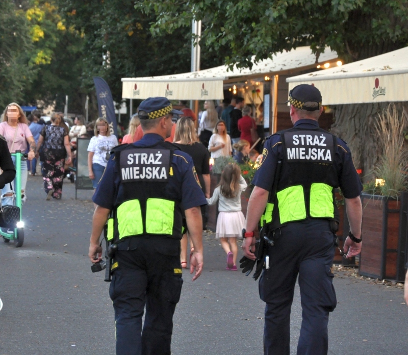 Patrol Straży Miejskiej na bulwarach w pobliżu Parku Fontann