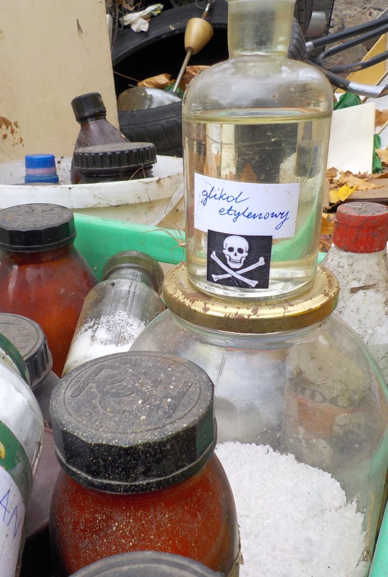 Zdjęcie z interwencji: słoje z odczynnikami chemicznymi porzucone przy Bystrzyckiej. Na jednym z pojemników naklejka z trupią czaszką i podpis: "Glikol etylenowy".