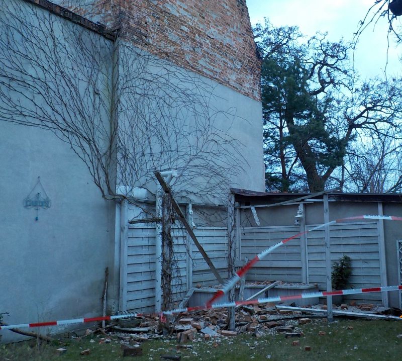 Zdjęcie z interwencji: uszkodzona ściana wygrodzona taśmą ostrzegwaczą.