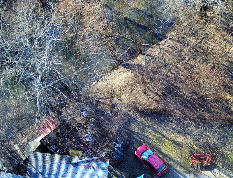 Zdjęcie z interwencji: obraz z kamery drona na teren, gdzie dokonywano nielegalnego zrzutu ścieków.