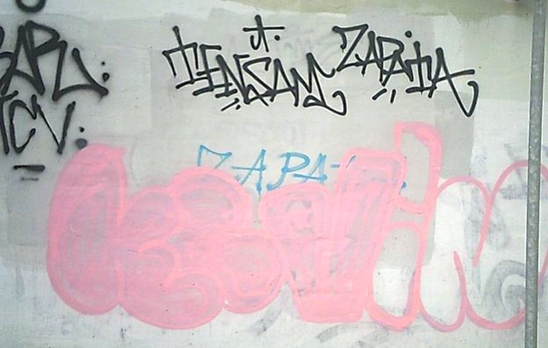 Graffiti na filarach Mostu Grota.
