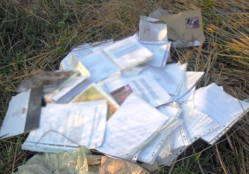 Pliki dokumentów porzucone na polu.