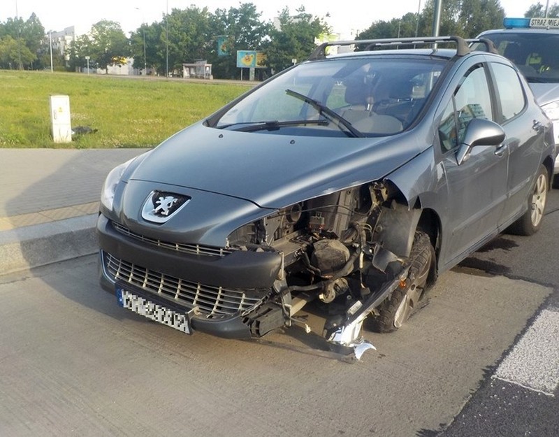 Peugeot rozbity w kolizji.
