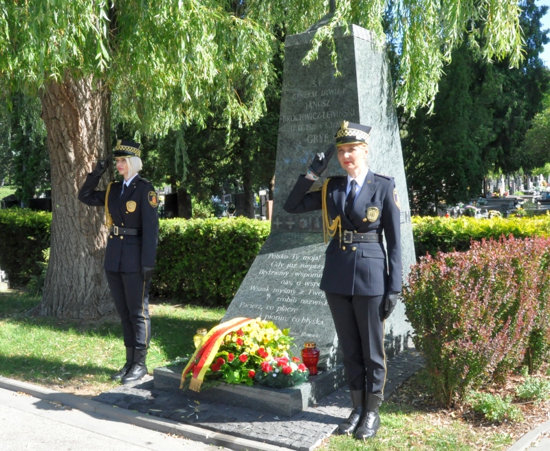 Strażniczki z kompanii reprezentacyjnej salutują przy grobie generała Brochwicz-Lewińskiego.